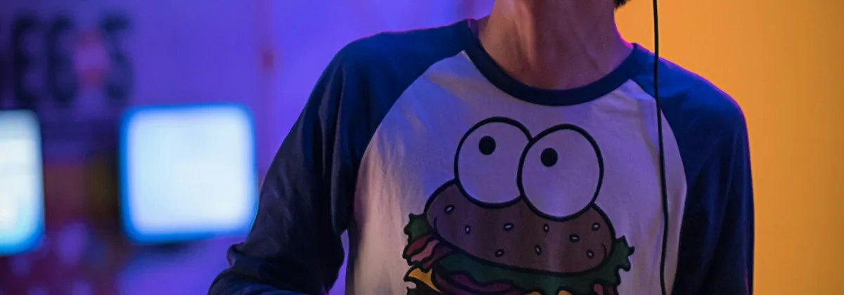 Osoba korzystająca z zestawu VR w domu